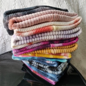 Bonnet d'hiver tricoté en acrylique tie dye avec logo personnalisé avec patch de dessin animé casquette de ski d'hiver casquette d'hiver de créateur à porter - Product Image 6