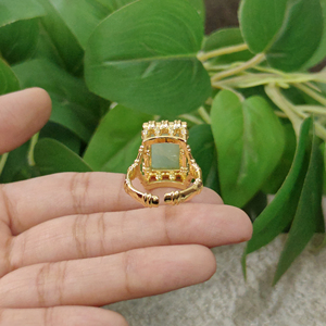 แหวนแฟชั่นชุบทอง 18k ทำจากทองเหลืองประดับพลอยธรรมชาติทรงสี่เหลี่ยมผืนผ้า ปรับขนาดได้ ขายส่ง ทันสมัย โดดเด่น เหมาะสำหรับงานแต่งงาน งานปาร์ตี้ เครื่องประดับสำหรับทั้งชายและหญิง - Product Image 5