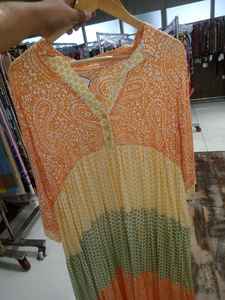 Elegante Vestido Maxi Kurti con Cuello Drapeado en Color Champán Brillante, Textura de Cebra, Sofisticado, Acabado Satinado, Elástico, Estilo Boho, Ajustable - Product Image 5