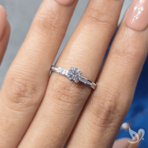 Anillo minimalista de oro blanco de 10k con banda pavé delicada y diamante cultivado en laboratorio de 0.5 quilates con corte redondo, certificado por IGI. - Product Image 4