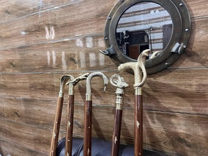 Bastones de Madera Natural Ecológicos con Mango de Latón Pulido, Estilo Rústico Moderno, Ideales para Regalo - Product Image 2