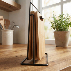 Ensemble de planches à découper en bois, 3 tailles différentes, soigneusement disposées sur un support de rangement élégant en métal noir mat, pour couper les légumes. - Product Image 4