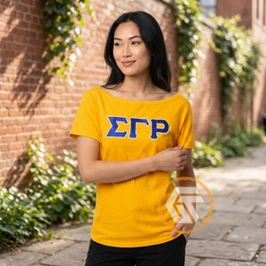 T-shirt de sororité pour femmes GREEK TREASURES Sigma Gamma Rho en jersey 100 % coton, col profond, brodé, été, vente en gros - Product Image 2