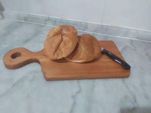 Planche à découper en bois avec finition à grain naturel offrant une surface de coupe lisse pour tous vos besoins de préparation - Product Image 3