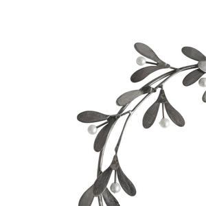 Couronne minimaliste en argent, confectionnée avec des feuilles délicates de violette métallique et accentuée par des baies charmantes de couleur blanc nacré pour la décoration - Product Image 5