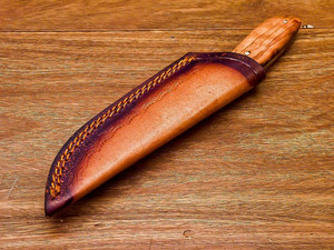 Couteau de chasse en acier Damas forgé à la main |   Couteau de camping EDC à lame fixe en acier au carbone, manche en bois de rose et résine, avec étui - Product Image 4