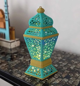Lanterne marocaine inspirée des musées avec décorations métalliques mauresques pour porte-bougie décoratif et décoration intérieure intemporelle - Product Image 3