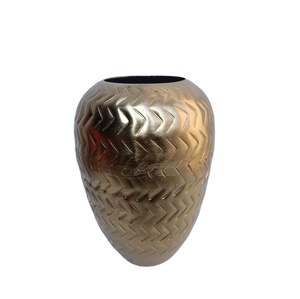 Vase en métal à motifs texturés modernes, récipient décoratif géométrique unique fait à la main, centre de table minimaliste pour la décoration de la maison - Product Image 1