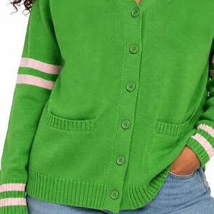 Cárdigan de punto verde con cuello en V para mujer, de la hermandad universitaria, con mangas largas y puños a rayas rosas, estilo universitario. - Product Image 5