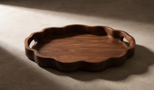 Tabla de servir redonda artesanal de madera de mango, bandeja decorativa con contorno festoneado esculpido y asas. - Product Image 4