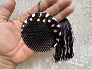 ZONE ARTISANALE Peigne démêlant moderne en corne de buffle naturelle, écologique et fait main, en forme de décoration de mariage de l'Uttar Pradesh - Product Image 2