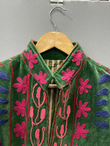 Chaqueta Bomber de Terciopelo Bordada a Mano con Diseño Suzani para Mujer, Elegante, para Todas las Temporadas, Moderna, con Estampado Floral y Cuello Alto - Product Image 3