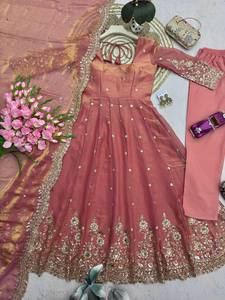 Anarkali Salwar Kameez en soie lourde très tendance avec un élégant ensemble de mariage Anarkali, disponible chez le fournisseur en gros - Product Image 3