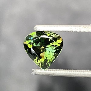 แทนซาไนต์ธรรมชาติสีหายากที่สุด รูปทรงหัวใจ เจียระไนแบบธรรมชาติ  โซไซต์แทนซาไนต์ 1.56 กะรัต สะอาดระดับ Loupe ได้รับการรับรอง - Product Image 1