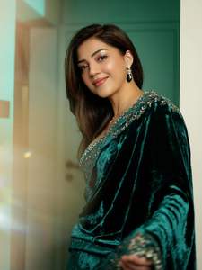 Sari de Terciopelo Viscosa de Diseño Indio Exclusivo, Blusa Elegante, Estilo Étnico Moderno, Última Moda en Ropa Étnica para Bodas - Product Image 3