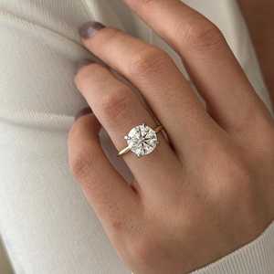 Anillo Solitario de Diamante Cultivado en Laboratorio de 4 Quilates, Corte Brillante Redondo, E VVS2, Anillo de Compromiso con Garras Blancas de Dos Tonos, Certificado IGI - Product Image 4