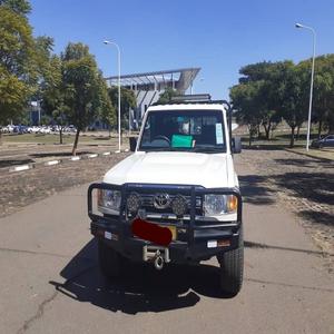 Vente en gros de Land Cruisers Pickup 4x4 LHD RHD 2015-2021, excellent état, moteur puissant, occasion et neuf - Product Image 1