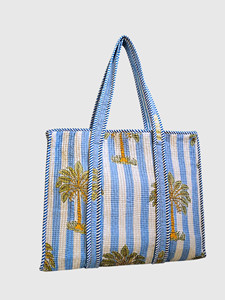 Bolso de mano de algodón acolchado con estampado de palmeras a rayas azules y blancas, tipo tote, con parte superior abierta, para la playa en verano. - Product Image 1