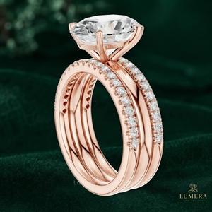 Conjunto nupcial de diamantes ovalados cultivados en laboratorio con piedra central de cuatro puntas, diseño de doble fila pavé multibanda y anillo de boda a juego. - Product Image 3