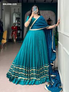 Lehenga azul de la mejor calidad en chanderi con borde ancho Gota Patti y diseño completo, conjunto de blusa con mangas con trabajo Kodi y efecto espejo, a precio mayorista. - Product Image 3