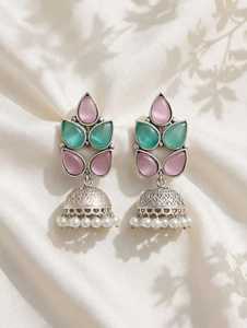 Boucles d'oreilles Jhumka tendance en laiton oxydé Monalisa, pierres artificielles, perles blanches, magnifique motif floral pour femmes, tendance ethnique - Product Image 2