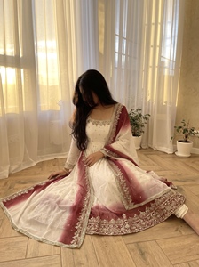 Robe Anarkali en Georgette à double tonalité avec broderie de sequins, pantalon élastique cousu et dentelle pour femme KW 1175 - Product Image 4