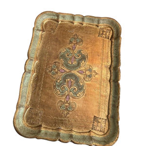 Plateau de service marocain décoratif style vintage, finition or vieilli et bord bleu, motif central orné, pour la décoration intérieure, prix bas - Product Image 1