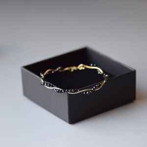 กำไลข้อมือแบล็คสปิเนลทรงหยักประดับอัญมณีเม็ดเล็ก กำไลลวดพันสำหรับผู้หญิง ของขวัญวันเกิด เงินแท้ 925 ชุบทอง 14k - Product Image 4