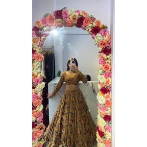Magnifique Lehenga Choli à imprimé floral, coupe trapèze, pour les occasions spéciales, taille naturelle, en tissu chiffon. - Product Image 5