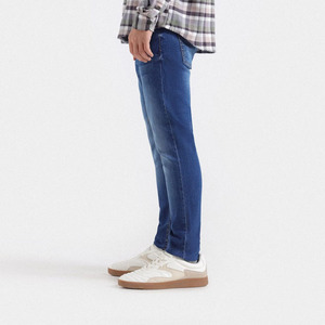 Jean en denim pour homme coupe classique, délavage clair, avec un look vintage, fermeture à boutons robuste et jambe droite confortable. - Product Image 3