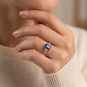 Bague de luxe en gros plaquée or jaune 18 carats avec pierre bleue taille émeraude, personnalisable en moissanite / zircone cubique, bijoux de mariage et de fiançailles - Product Image 6