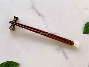 Baguettes en bois foncé de qualité supérieure pour la salle à manger | Option faite à la main, antidérapante, réutilisable et écologique pour tous les jours ou les occasions spéciales - Product Image 5