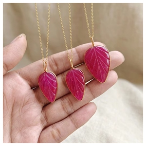 เครื่องประดับทำมือขายส่ง ทอง 18k ชุบทองเหลือง พลอยธรรมชาติ ทับทิม หยก รูปทรงใบไม้ สร้อยคอจี้แฟชั่นสำหรับผู้หญิง - Product Image 5