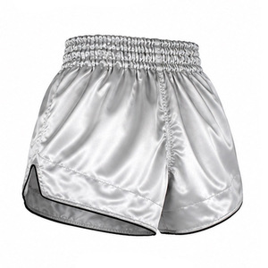 Shorts de boxe Muay Thai personnalisés pour hommes, en satin noir, polyester, taille haute, élastique, respirant, logo avant, sportif - Product Image 2