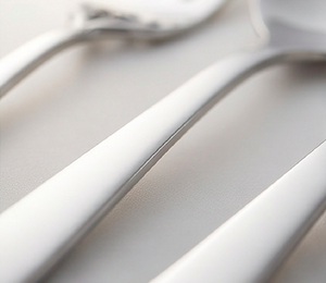 Ensemble de couverts en acier inoxydable de haute qualité avec manche argenté finition miroir pour la table à manger et les mariages - Product Image 3