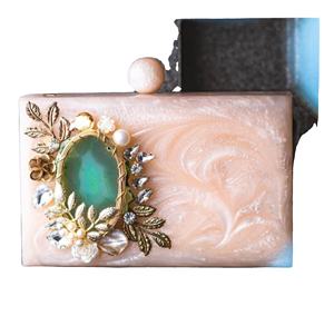 กระเป๋าคลัทช์สำหรับผู้หญิงตกแต่งครึ่งด้านเป็นรูปสี่เหลี่ยมผืนผ้าสีชมพูอ่อน - Product Image 1