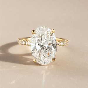 Anillo de compromiso con diamante ovalado cultivado en laboratorio de 6.00 CT con halo oculto y banda pavé – Certificado por IGI - Product Image 2