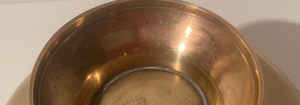 Vente en gros : Plat de table de luxe en métal, motif raisin gaufré, artisanal en aluminium et laiton, idéal comme plateau à fruits ou centre de table. - Product Image 2