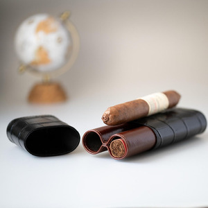 Estuche de puros de cuero de lujo hecho a mano con cortador integrado y diseño apto para viajes a un precio asequible. - Product Image 2