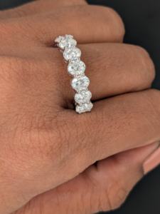 Anillo de compromiso y boda cristiana Lurba Jewels de oro blanco macizo de 10K con moissanita de corte ovalado de 3.45 ct y engaste de media eternidad - Product Image 5