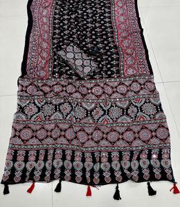Sari de diseñador Arjakh de satén de viscosa y seda con estampado, pallu rico con trabajo de espejo original en toda la prenda, y blusa sin coser. - Product Image 2
