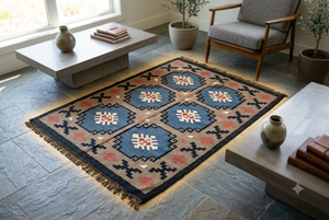 Tapis rectangulaire artisanal en laine tufté à la main, motif géométrique Kilim, écologique, pour salon, à poils moyens, nettoyage localisé, par Krafterscustom - Product Image 4