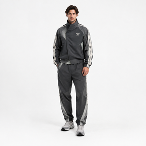 Conjunto Deportivo para Hombre en Gris Carbón, Chaqueta Asimétrica con Cierre, Pantalones Ajustados, Paneles Reflectantes, Cinta Lateral Tejida, Diseño Personalizado OEM, Ropa Urbana - Product Image 1