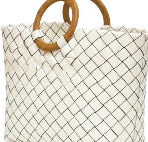 Sac à main moderne en plastique tressé blanc et sac fait main chic avec anse en bois ronde pour femme - Product Image 4