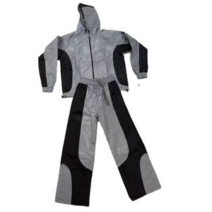 Conjunto Deportivo de Dos Piezas Estilo Urbano, Chaqueta Cortavientos de Nailon Arrugado y Pantalones Jogger - Product Image 1