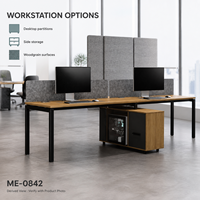 Poste de travail de bureau moderne pour deux personnes avec dessus en imitation bois, panneaux de séparation gris, cadres noirs et armoire de rangement latérale