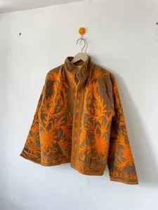 Chaqueta de Terciopelo Marrón Bordada a Mano con Hilo Floral Naranja Vibrante, Diseño Artesanal, Estilo Boho Chic, Ropa de Invierno para Mujer - Product Image 2
