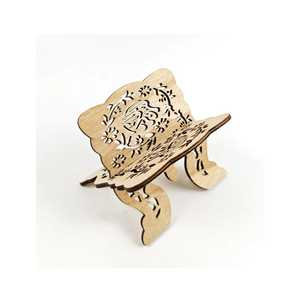 Support en bois clair avec motifs floraux découpés au laser, pieds courbés, surface inclinée, décoration traditionnelle faite à la main - Product Image 1