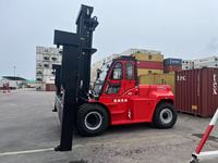 Montacargas Diésel de 14 y 16 Toneladas con Desplazador Lateral y Posicionador de Horquillas para Uso en Terminales de Contenedores en Operaciones Industriales