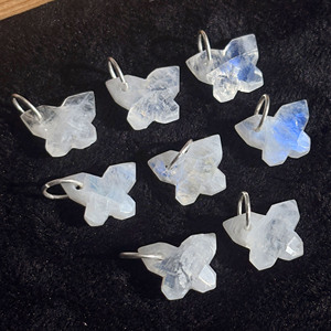 Pendentif papillon en pierre de lune sculpté à la main, plaqué argent, facetté, petit bijou animalier, fourniture pour la création de bijoux, cadeau - Product Image 2